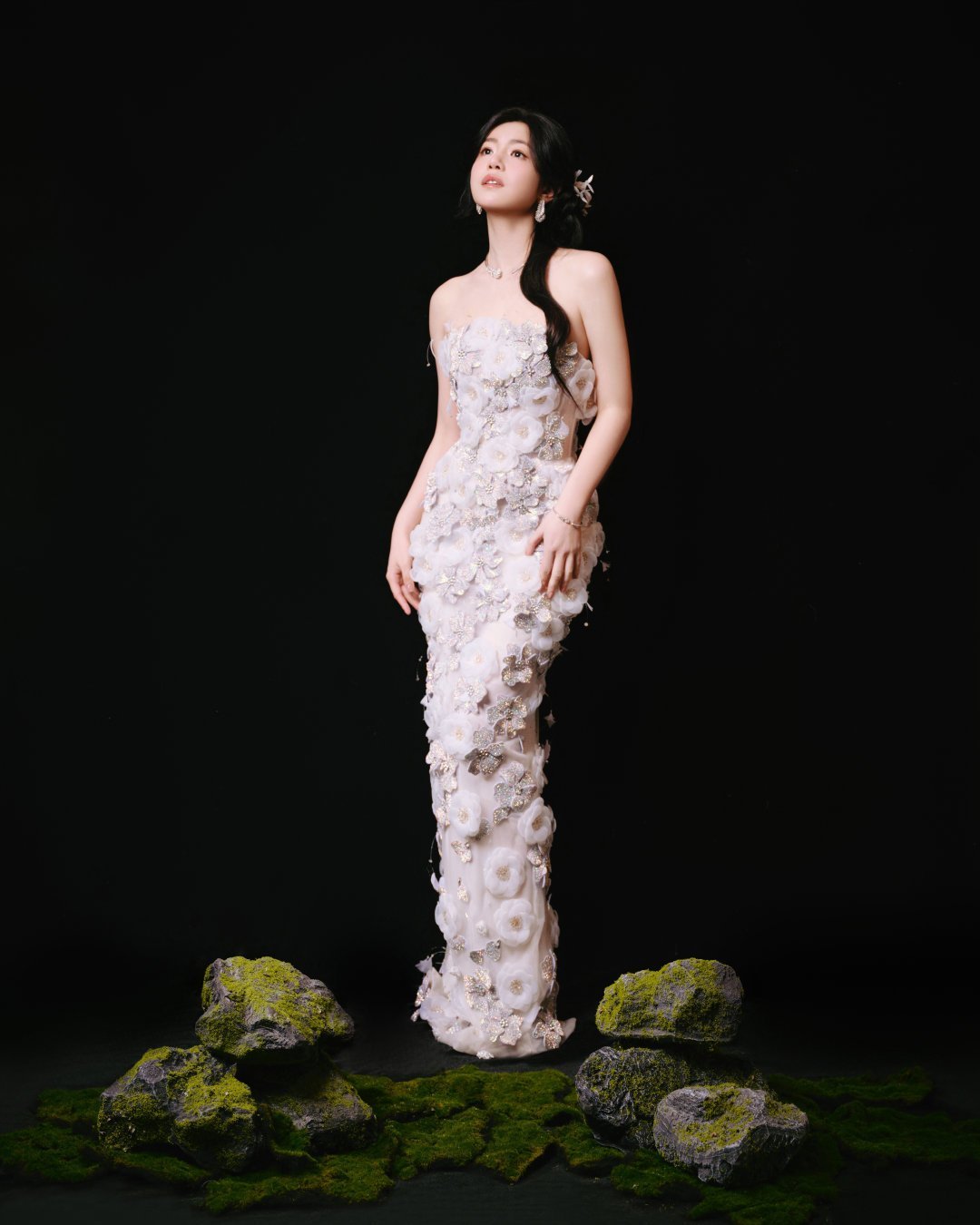 繁花织梦，向上而生！身披立体繁花白裙，每一朵都是破土的倔强，在岁月里沉淀，在春光