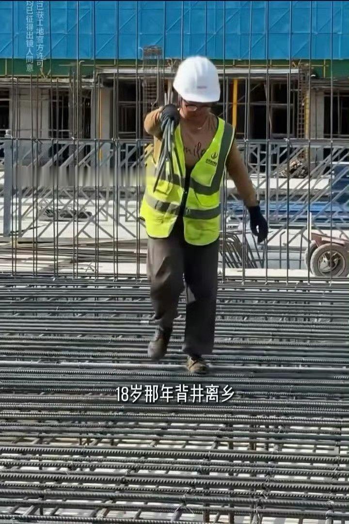 吴克群给西安00后工地女孩送手机真的被吴克群狠狠暖到啦！特意走进西安工地，温柔倾