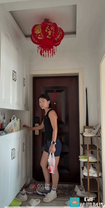 男子:刚跑步回来？
女子:啊！
男子:几点了？
女子:十一点半。
男子:饭还没熟