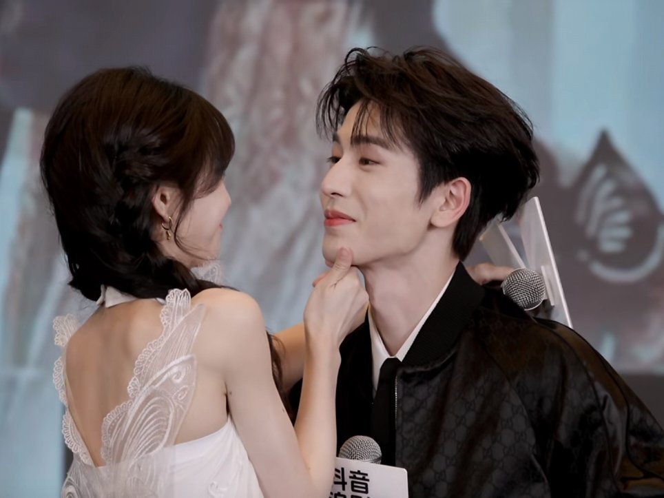 卧槽摸下巴对视！！小田好自然抹去老爸头发上的发带 