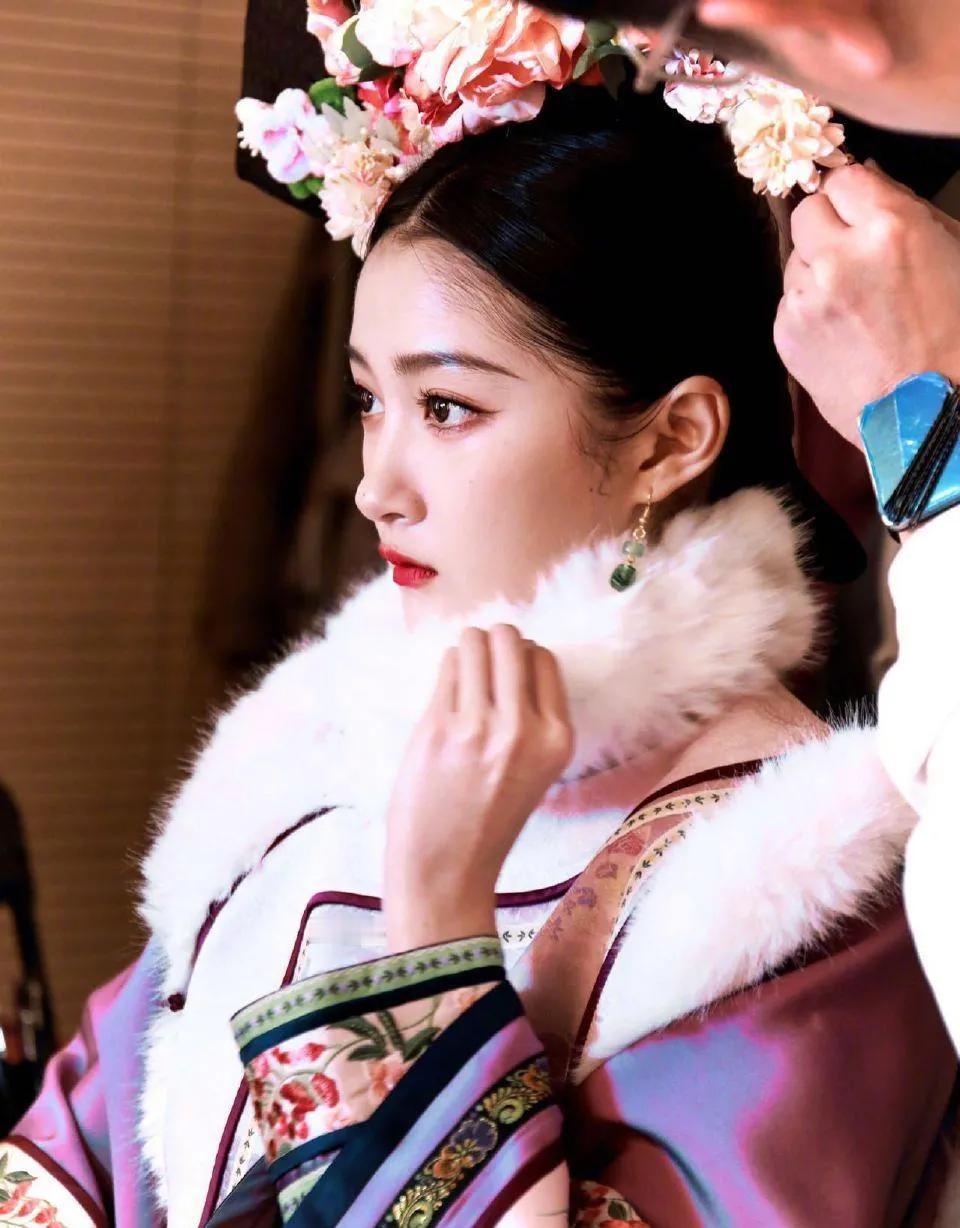 王牌对王牌节目中，关晓彤一身清宫造型亮相，真的让人哇塞呀！紫色旗服，衬托着人素雅