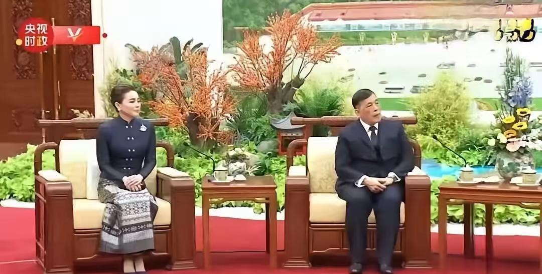 果不其然。
 
泰王玛哈·哇集拉隆功突然宣布了与苏提达的婚讯，并在2019年5月