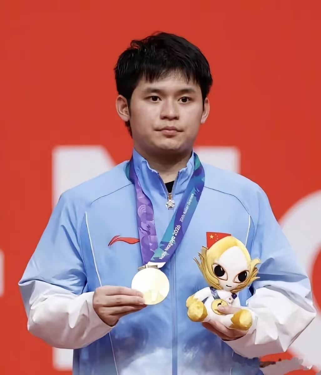 同样是冠军，马龙跳上球桌，张继科撕碎上衣，樊振东致敬皇马，都是鲜衣怒马的少年郎，