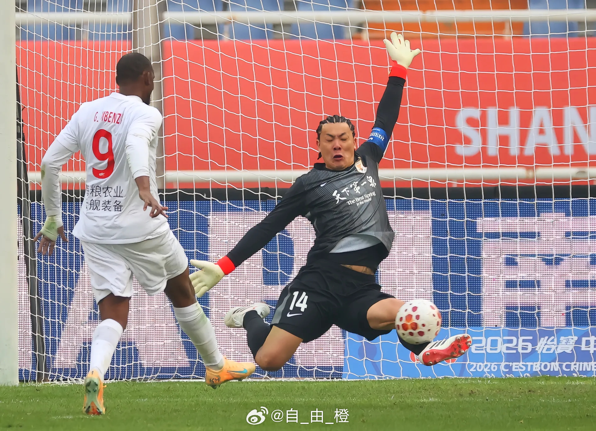 昨日赛后，王大雷更新社媒并配文：2006-2026⚽️保持热爱！自由橙山东泰山