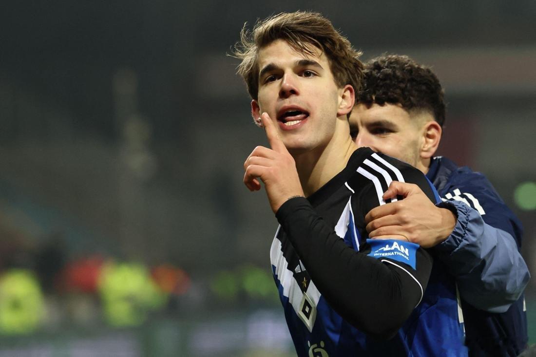 🚨拜仁慕尼黑正密切關注克羅地亞中後衛盧卡·武什科維奇（18歲）的成長，他目前從