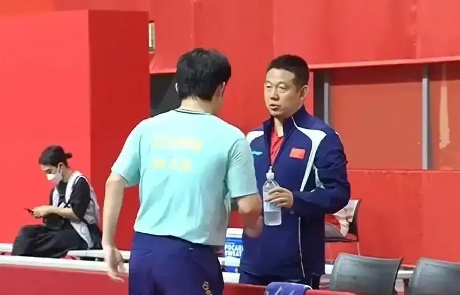 16岁泰国小将都输、4天后却拿下男双金牌。

他明明一身的本事，却只用一招反手跟