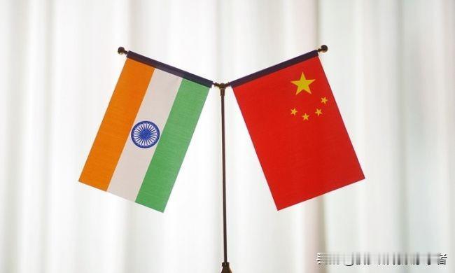印度和中国已开始从有争议的边境地区撤军。
印度和中国的国旗。图片。
印度和中国已