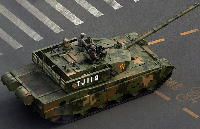 最新的豹2A8除了主动防御系统外，也开始在炮塔顶部贴上附加装甲。德国人把这种玩意