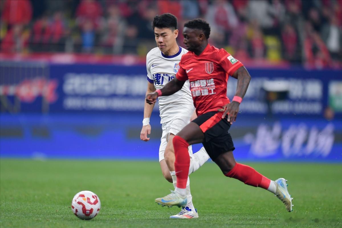 卡隆的合约还有1年，成都蓉城该不该留他？抛开玻璃人属性不谈，从球队需求来看，他不