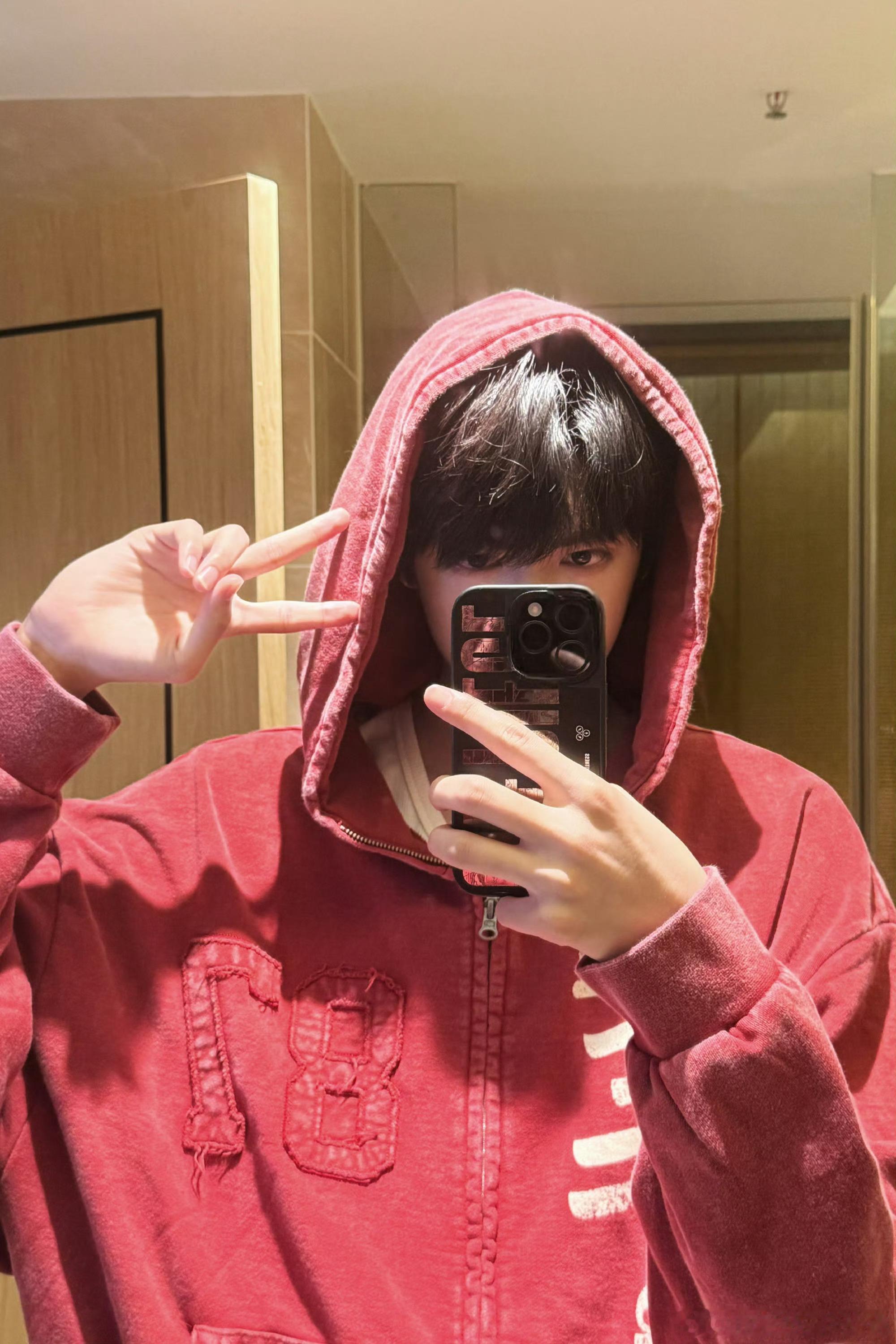 张桂源公开四周年营业张桂源公开四周年三宫格营业帅气比耶✌🏻张桂源情人节营业