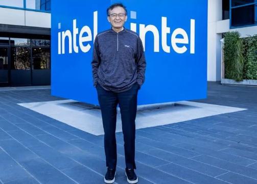 英特尔华人CEO被特朗普勒令辞职后，没过几天就被叫到白宫，当面接受美国总统的“忠