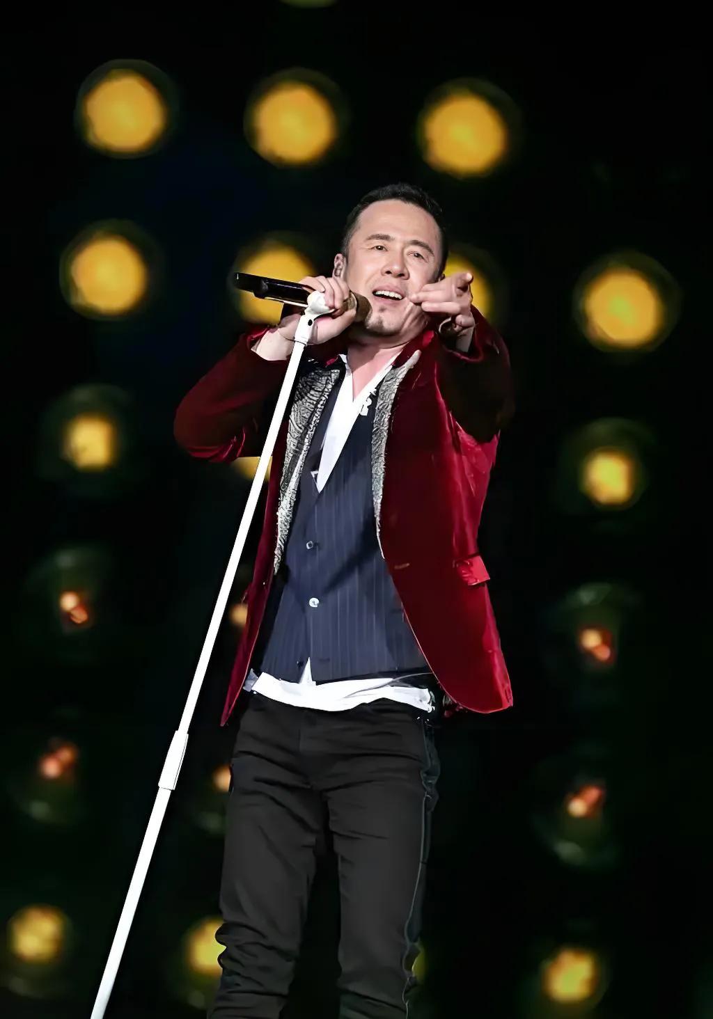 杨坤在中国乐坛什么地位杨坤在中国乐坛那地位，就像火锅里的麻辣锅底——独特又带劲！