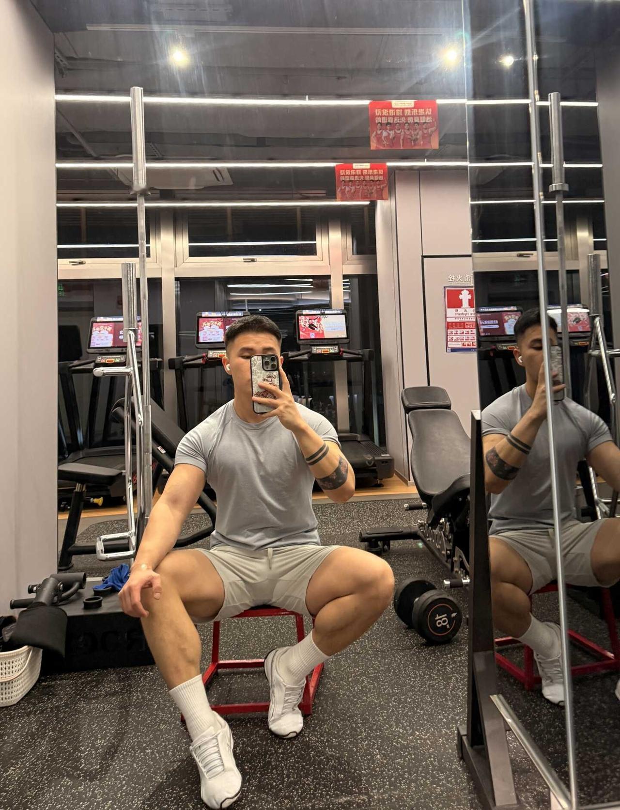 两张旧照片
见人不如健身 旧照 向左滑一下 以前是以前 在努力上镜头 整点精选旧