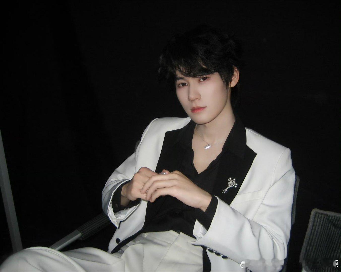 张真源张真源发博安利消失的人当然会去看啦，也期待宝宝的舞台！！！！五一锁定消失的