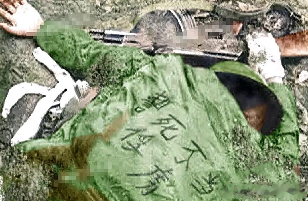 这是一张令人肃然起敬的照片！
对越自卫反击战，一名年仅19岁的战士牺牲前，在自己