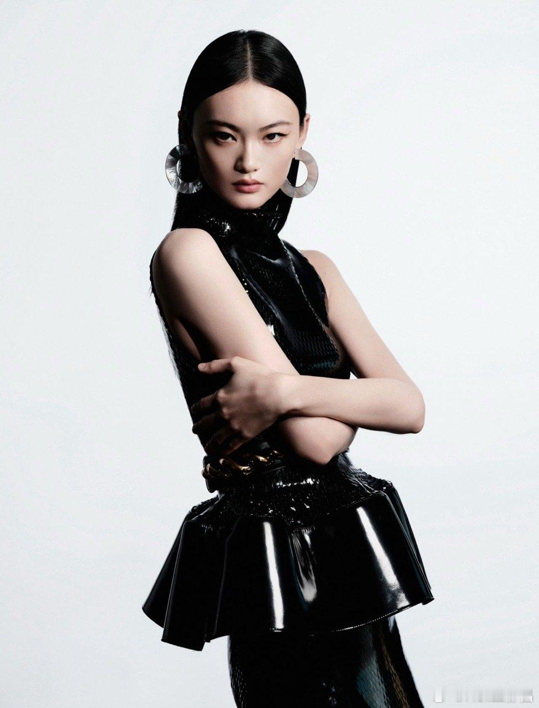 超模就是超模！贺聪今日亮相 ALAÏA新店活动，看她演绎ALAÏA皮裙可太有范了