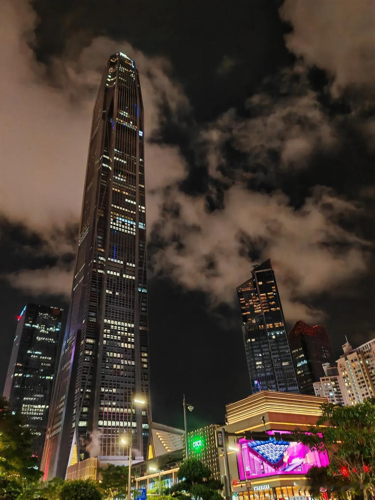 今天晚上加班回家路上，突然发现隔壁平安金融中心景观灯不亮了，莫非是因为之前被人吐