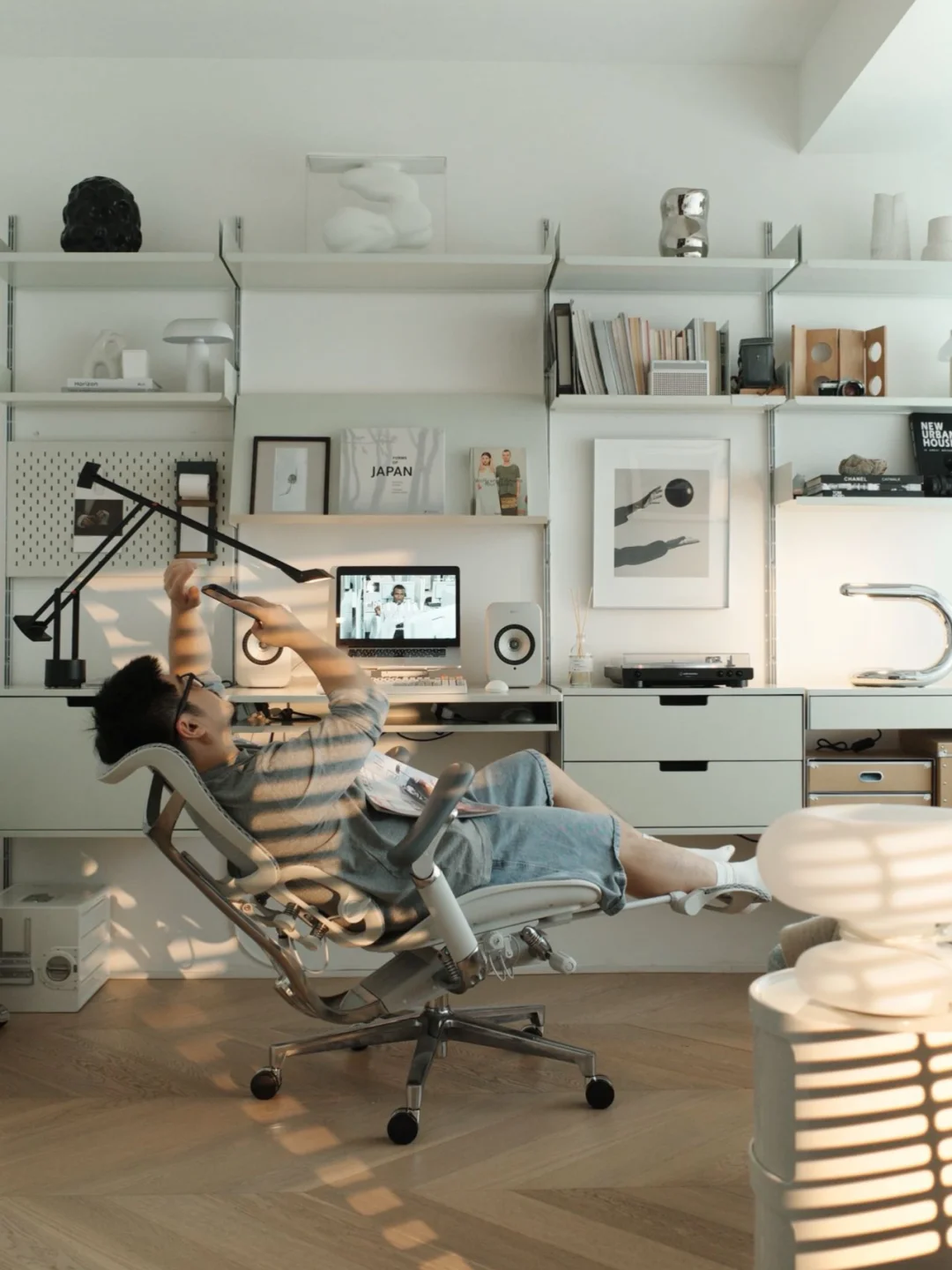 自由职业者的办公角，这把椅子让我靠别腰痛