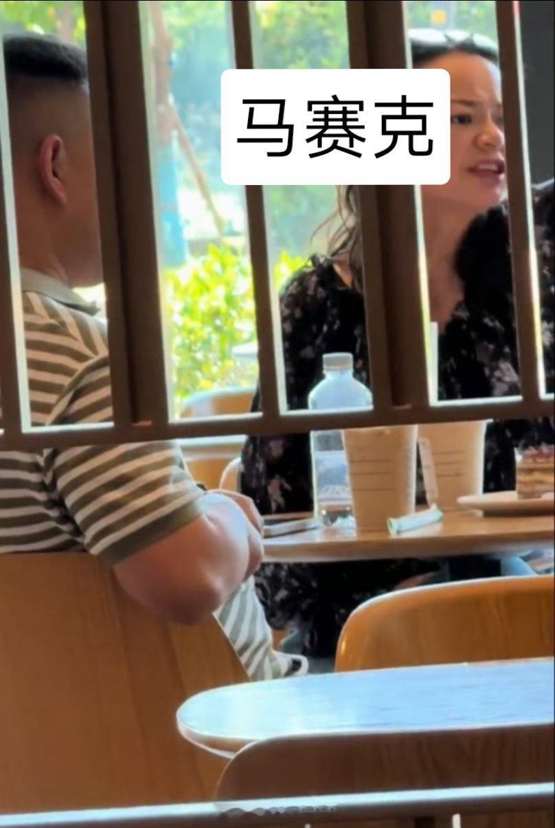 上海星巴克店员被顾客持续咆哮骂哭看了下，店员小姑娘因为环境嘈杂漏点一杯饮品，女子