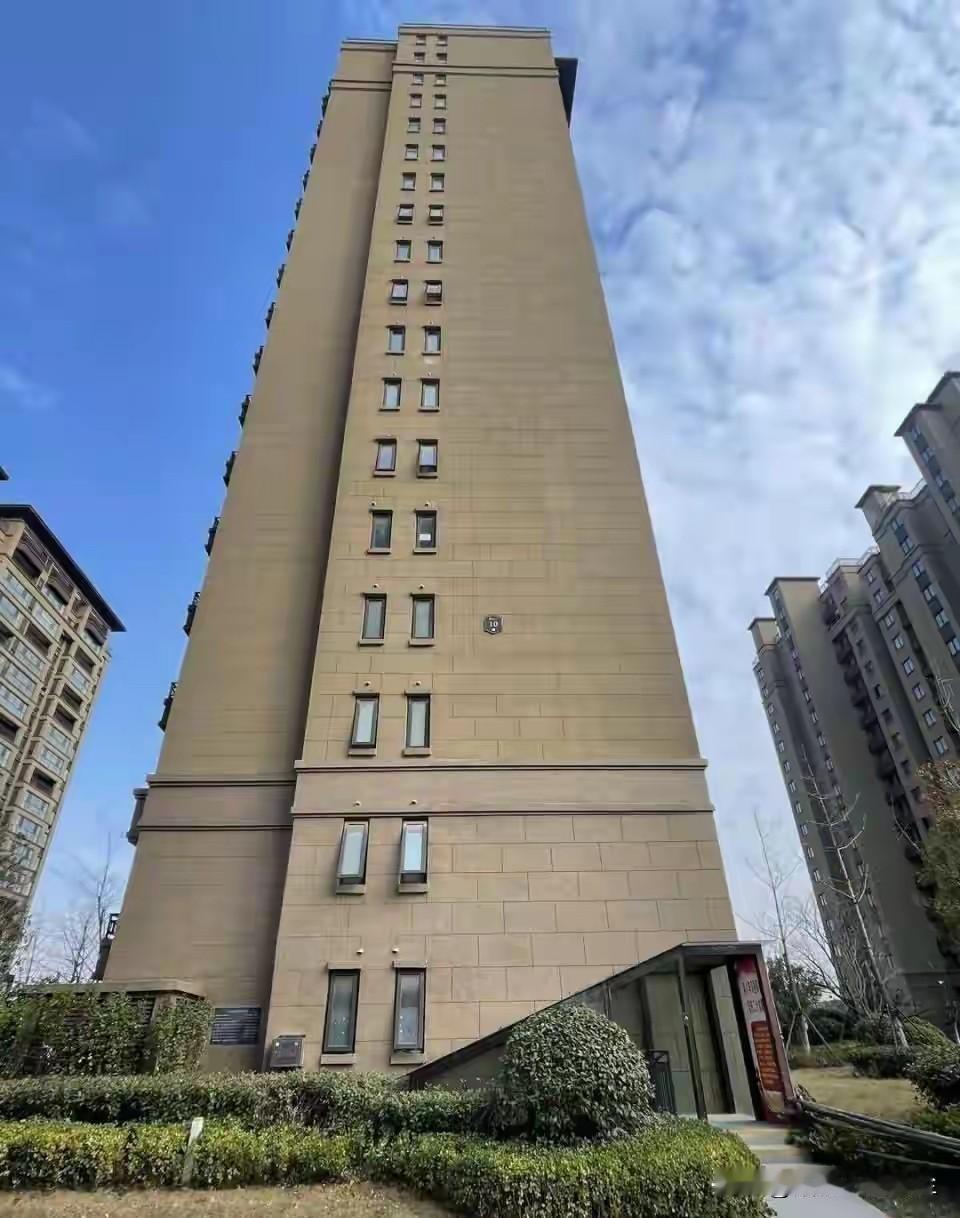 “值得反思”！河南南阳，15岁“厌学”男孩从18楼跳下后生还，苏醒后第一句话：爸