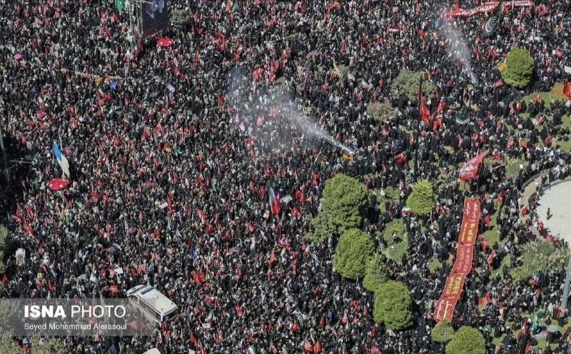 大约450万伊朗民众聚集在马什哈德，参加已故最高领袖阿里·哈梅内伊的最后安葬仪式