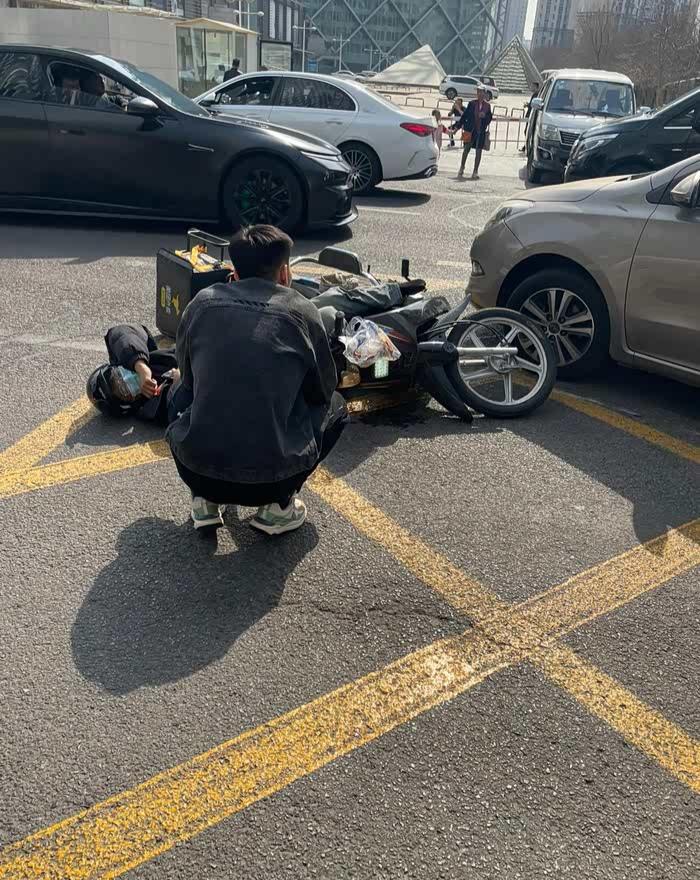 活该他富有！
3月4日凌晨，杭州，一个来自湖南的外卖小哥一不小心撞上了一辆小汽车