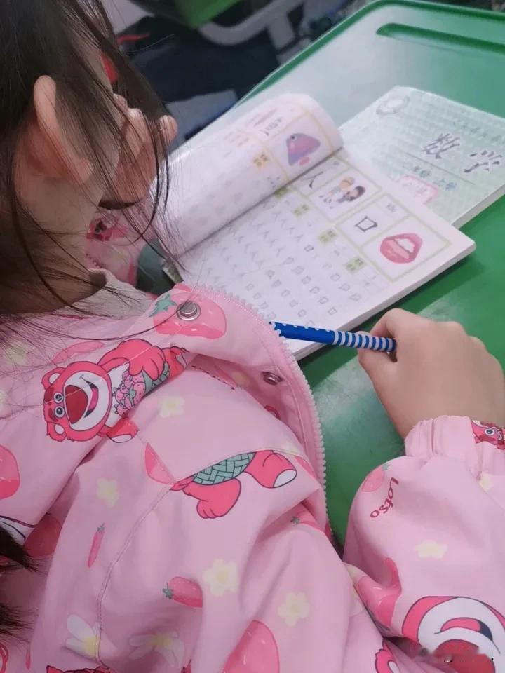 冬日生活打卡季二年级了，别的同学都学日月潭了，她还在练人字