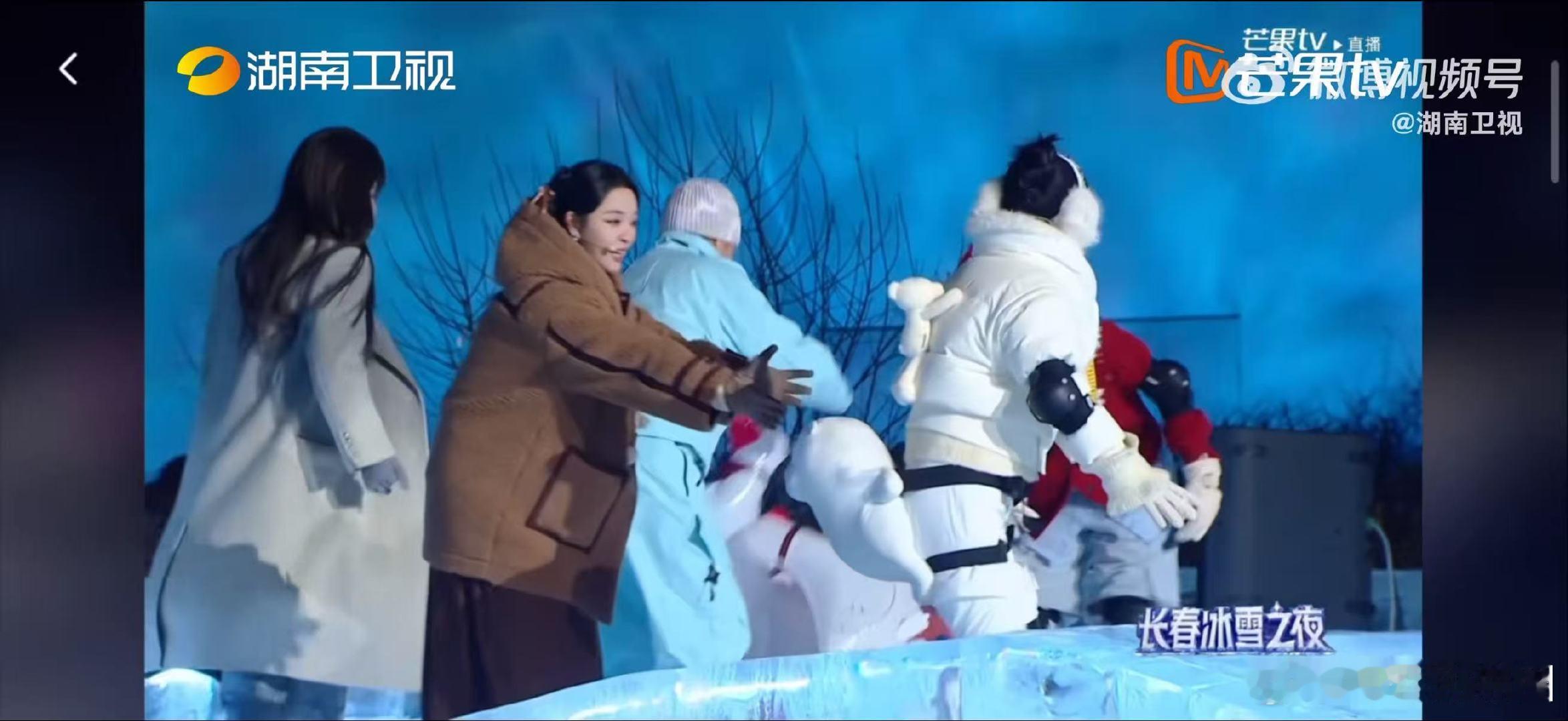 李莎旻子谢娜两个奶奶走冰路长春冰雪之夜直播长春冰雪之夜谁被谢娜李莎旻子戳中笑点！