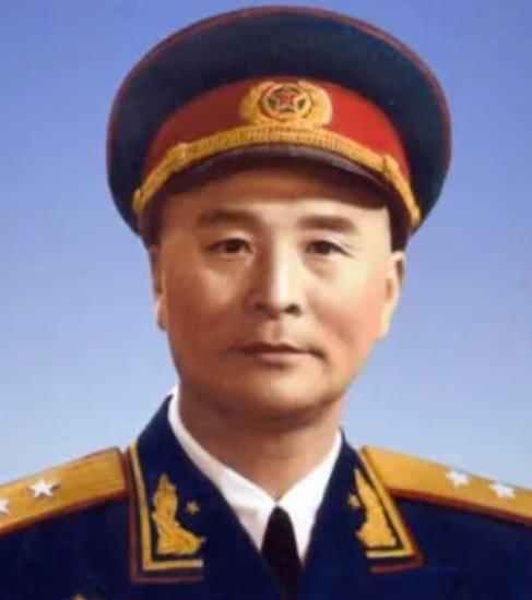 1936年，一位老大娘上山采野果。

草棵里的血腥味混着腐烂气钻鼻子，她本想绕开