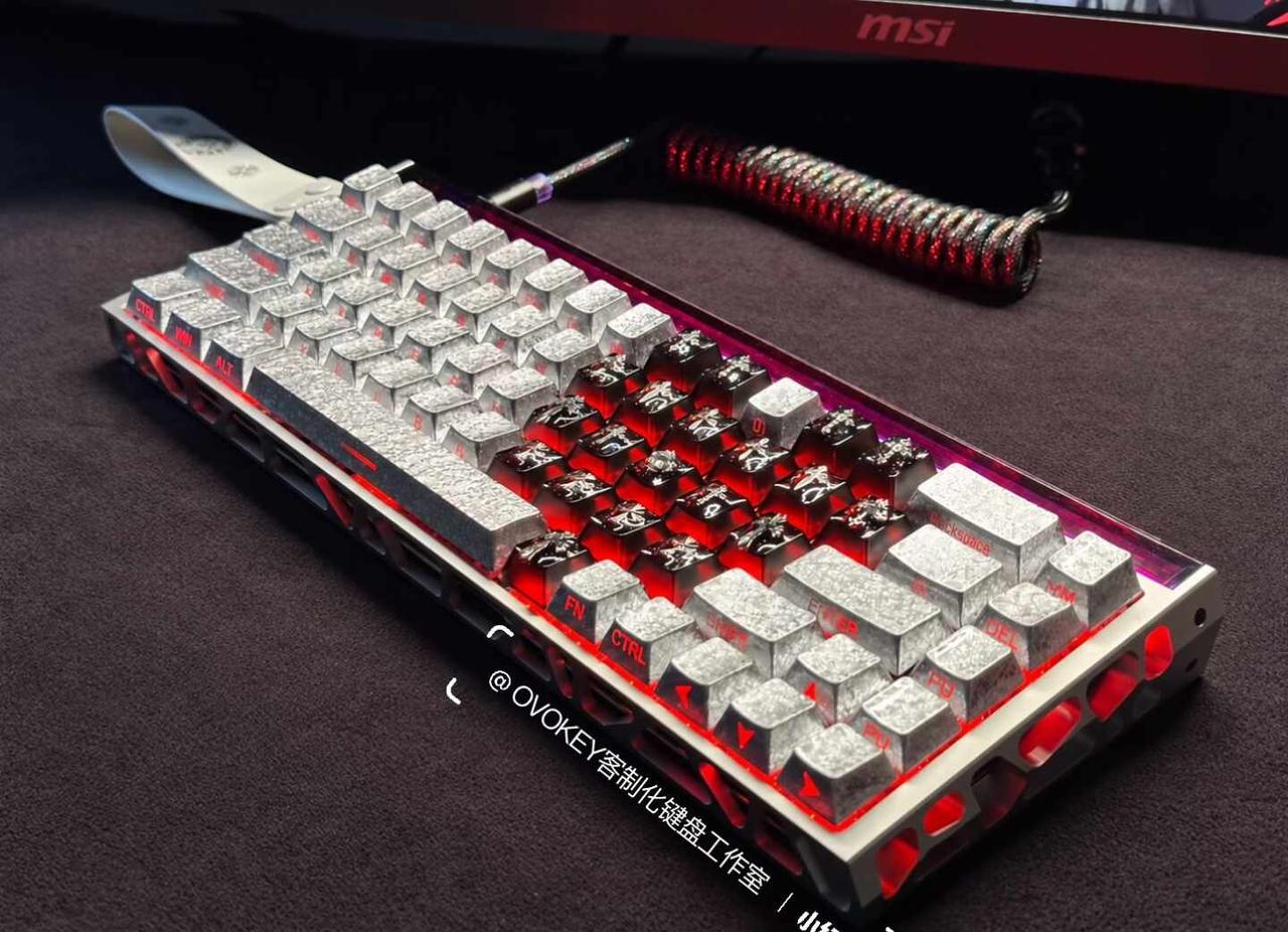 满改小蜜蜂MADE68
高级克罗心✝️🔴⚪️
悉尼客制化OVOKEY小蜜蜂键盘