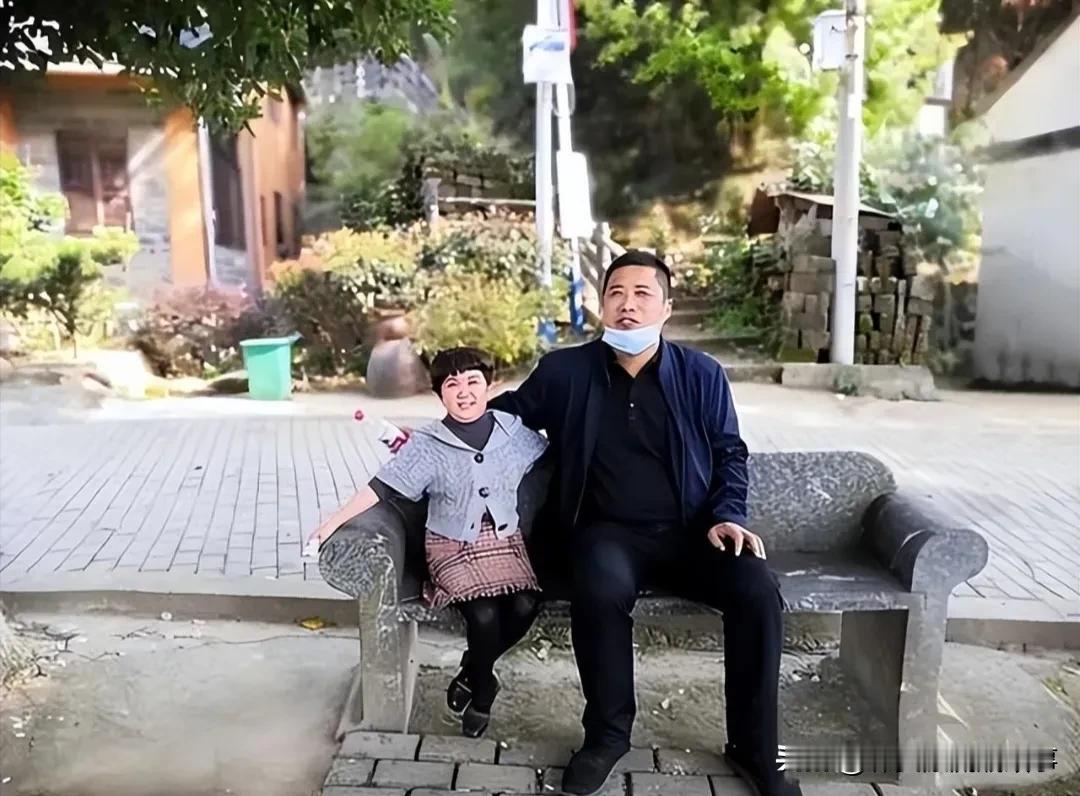 身高不足一米二的陈幺荣，被命运赋予了“袖珍妈妈”的标签，然而，这位来自湖北的女性