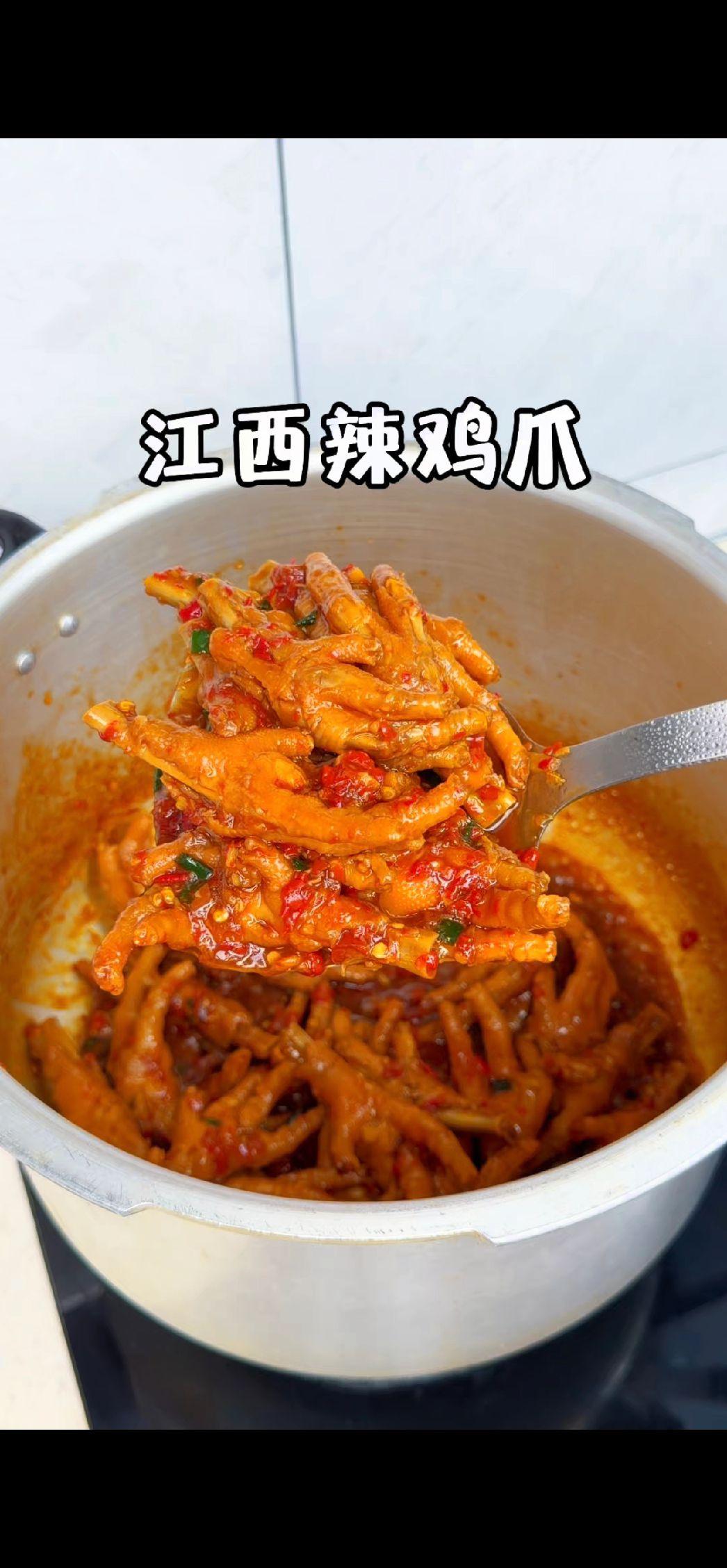 1️⃣准备食材：鸡爪冷水下锅焯水，去血沫后冲凉。接着用红辣椒、辣椒面、生抽、老抽