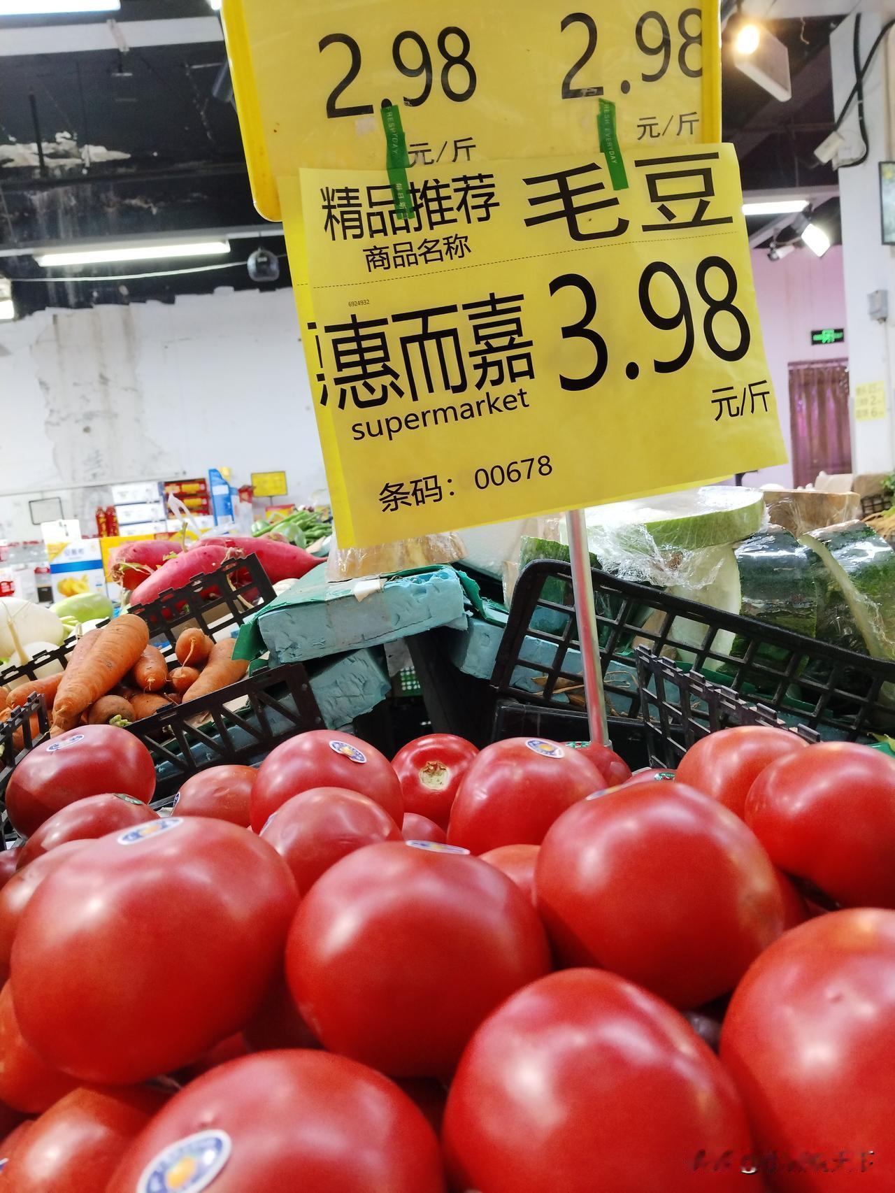 老哥们，今天去逛超市，看了一眼这精品番茄的标价——3块9毛8一斤。

你琢磨琢磨