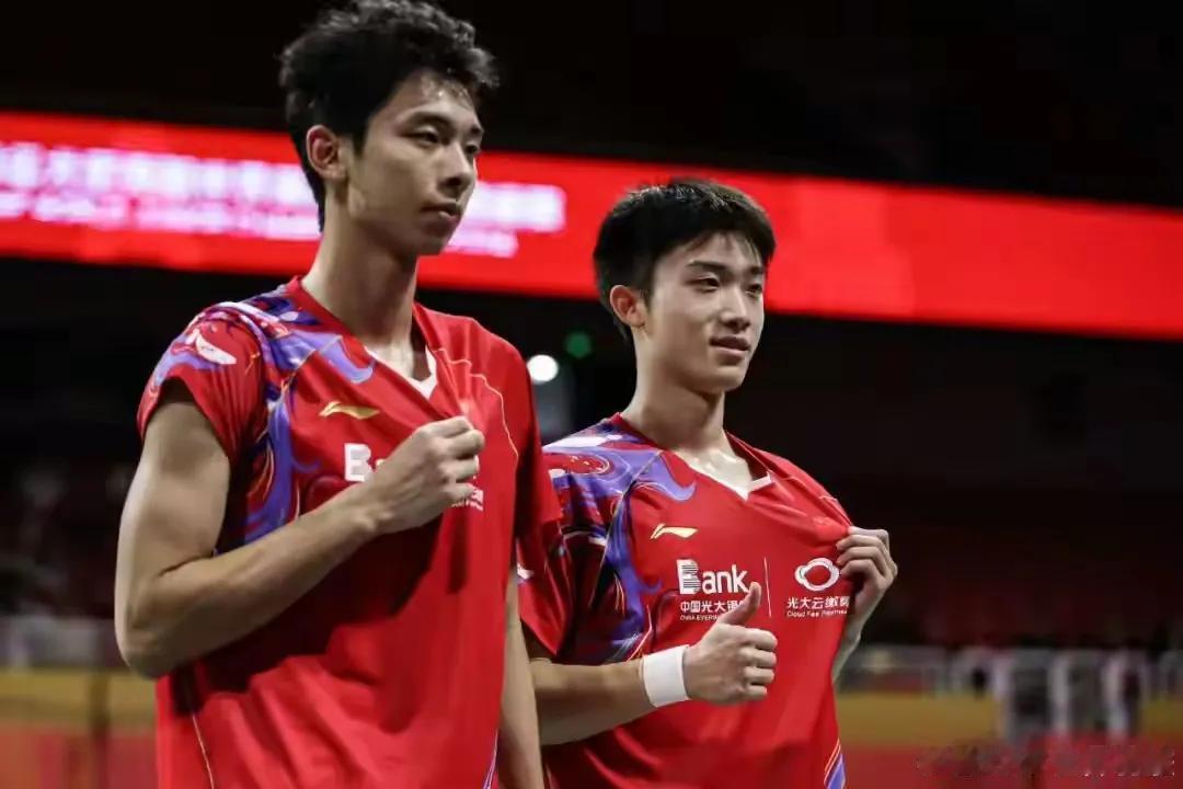 幸运替补成功的胡珂源林祥毅、黄荻刘阳在世锦赛首轮均2：0战胜对手，成功晋级32强