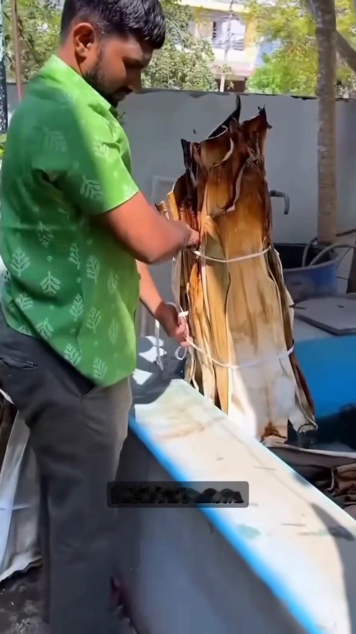 榕叶化身为盘。
谁能想到平时掉在地上没人理的榕山叶竟然还能被加工成餐盘。别看这些
