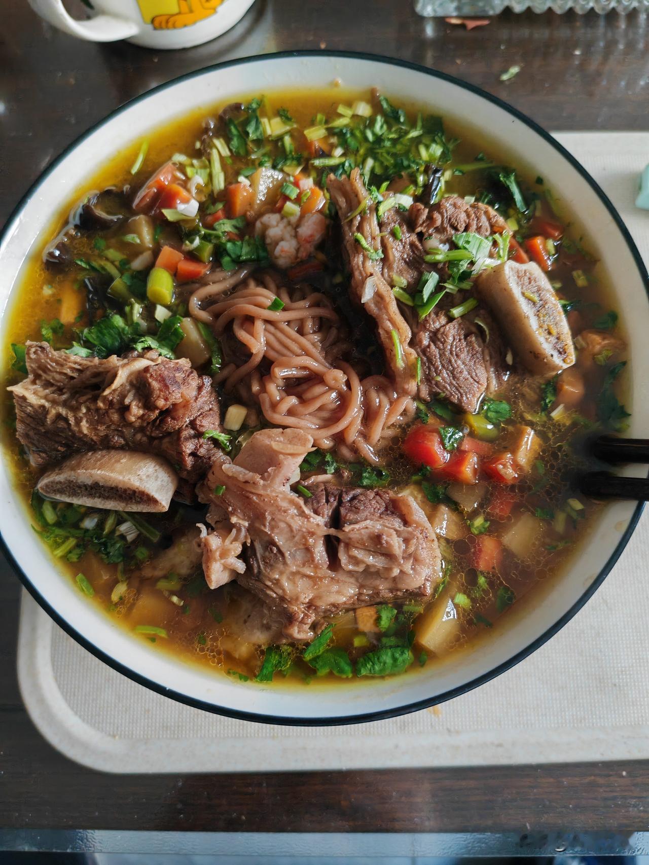 自己家做的牛排饸饹面。牛排是市场里一斤23元买的生牛排，自己在家炖的，面汤是纯牛