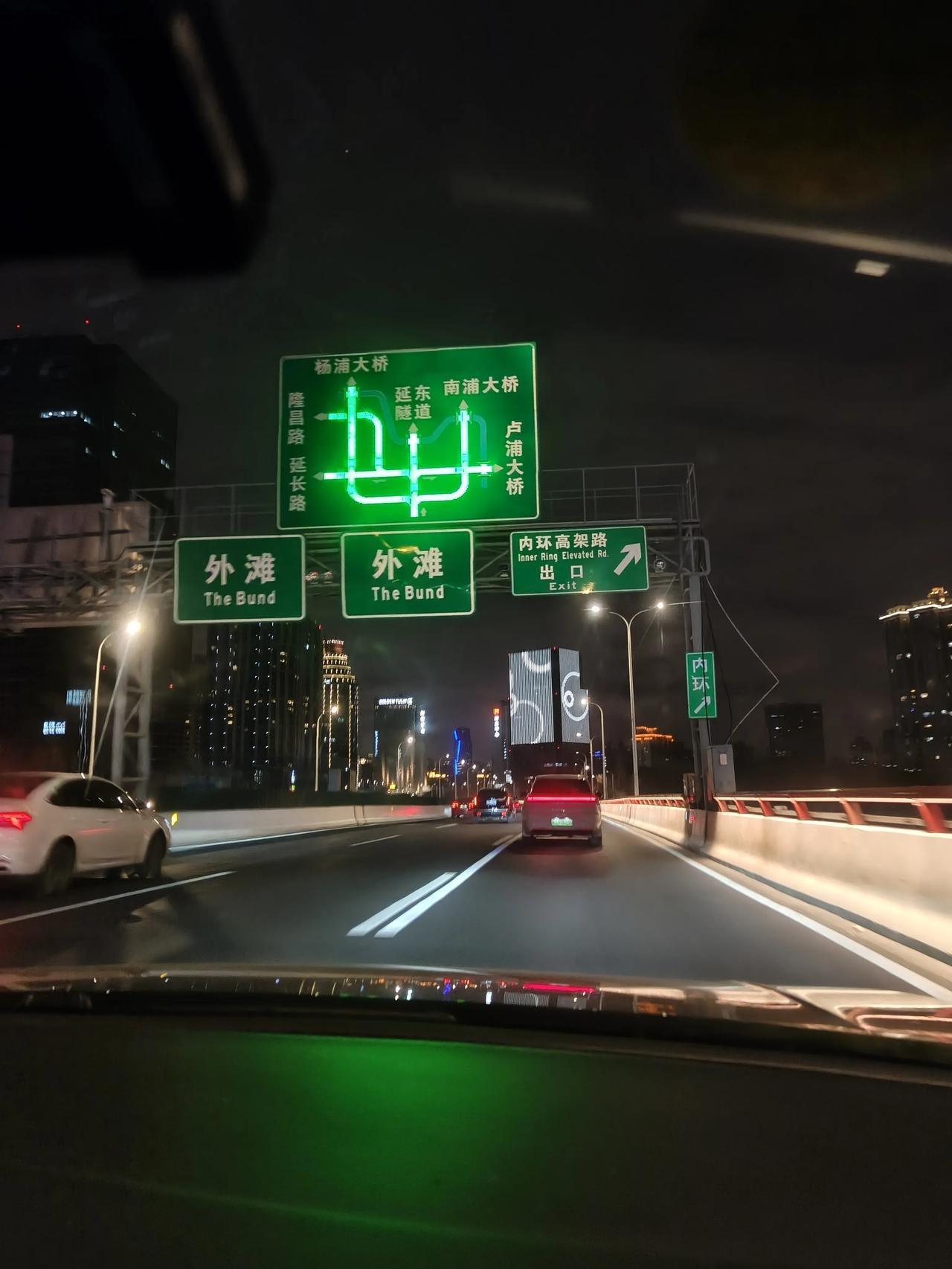 这两天天气不好，天空都是灰蒙蒙的，还是来张夜景吧！

[捂脸]