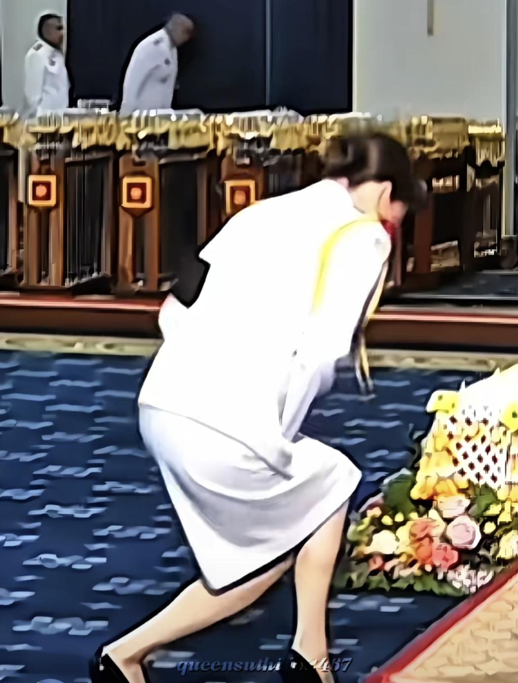 苏提达王后身体素质一般人比不上啊！她给泰王行了一个优雅的屈膝礼。看人家那小腿肌肉