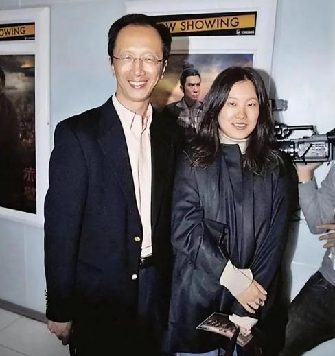 当年，67岁的梁锦松为了和“跳水皇后”伏明霞生孩子，据说豪掷100亿元，直接买下