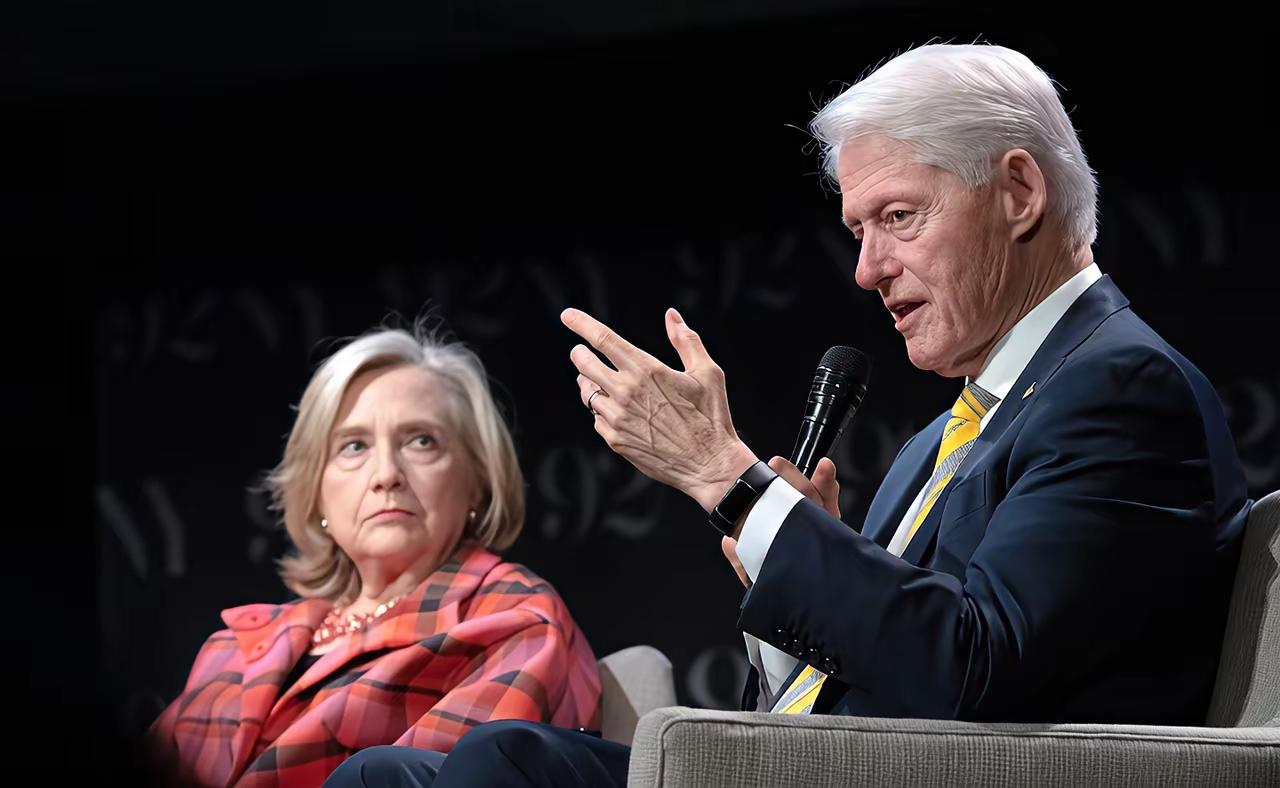 希拉里的爱与不爱，不要太明显了！
不爱时，满眼的都是嫌弃，就算克林顿发言头头是道