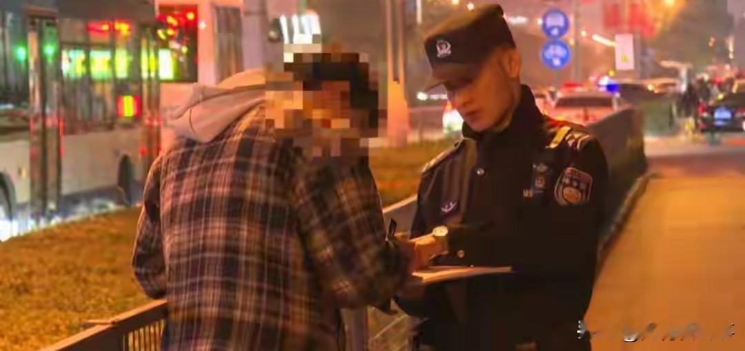 女子被外卖员撞倒，
一句质问引冲突！民警调解现场曝光

一场看似普通的碰撞，却因