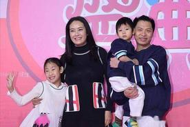 2000年，31岁的贾妮对同居了8年的申军谊说：我们已经谈了 8年恋爱，你要是不