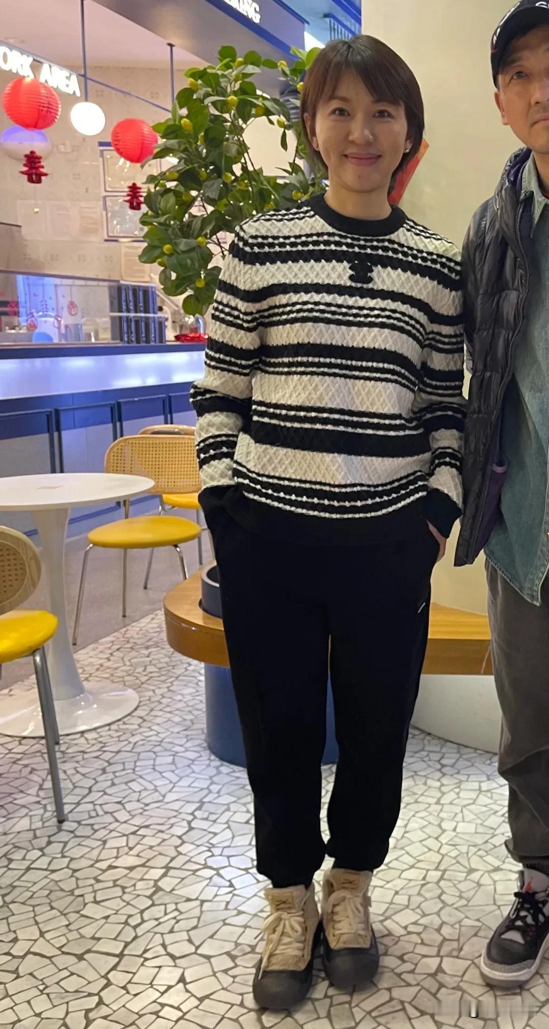 前央视主持人欧阳夏丹，在北京一咖啡厅被人偶遇，想不到她生图也那么好看。
她留着一