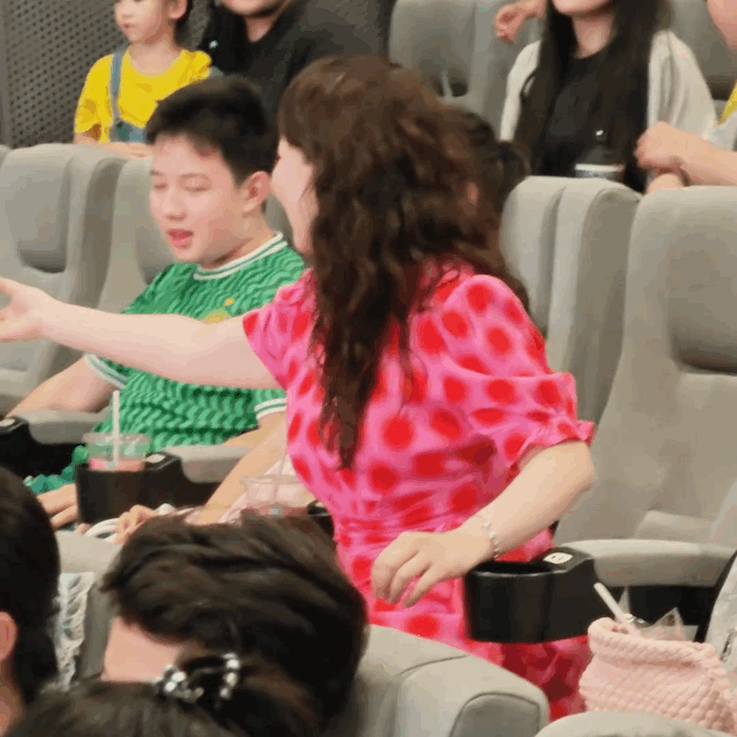 电影小黄人与大怪兽关凌北京话版小黄人夏日欢乐高能上线！小黄人线下互动趣味满满。关