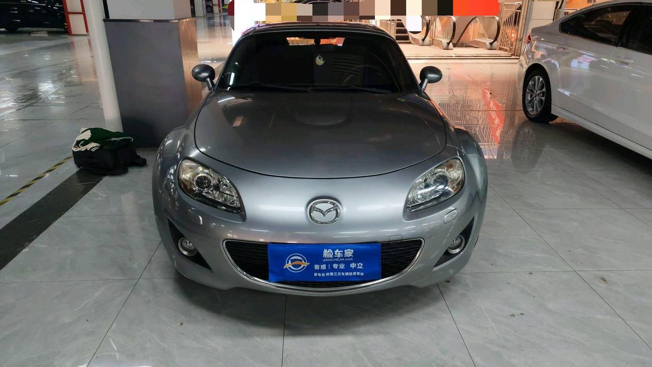 8万买台十五年前的老车，这种快乐谁能懂？
前两天验了一台马自达MX-5，2011