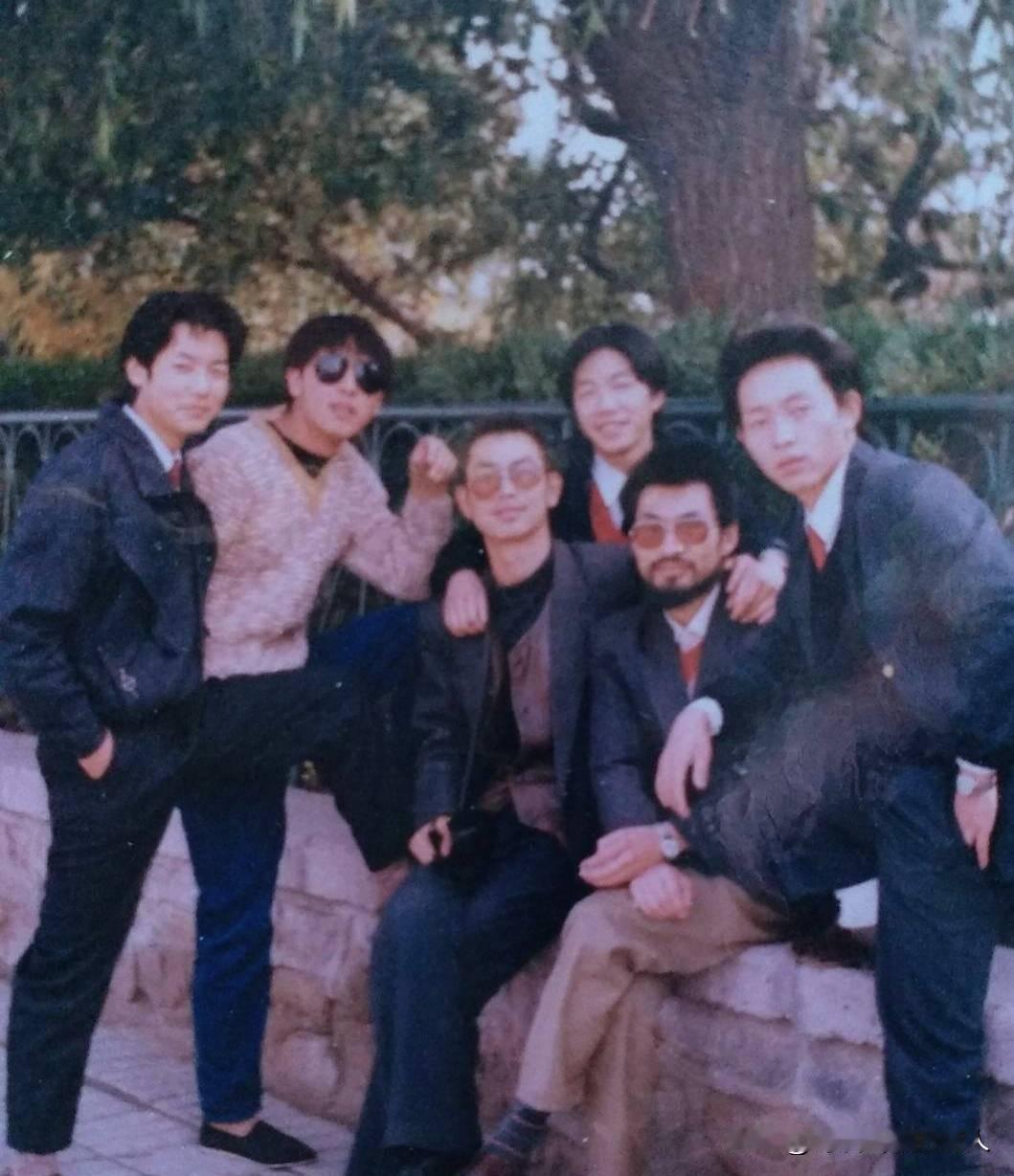 翻家里压箱底的老相册，看见我妈二十出头的旧照直接看愣了，真的觉得以前的人比现在洋