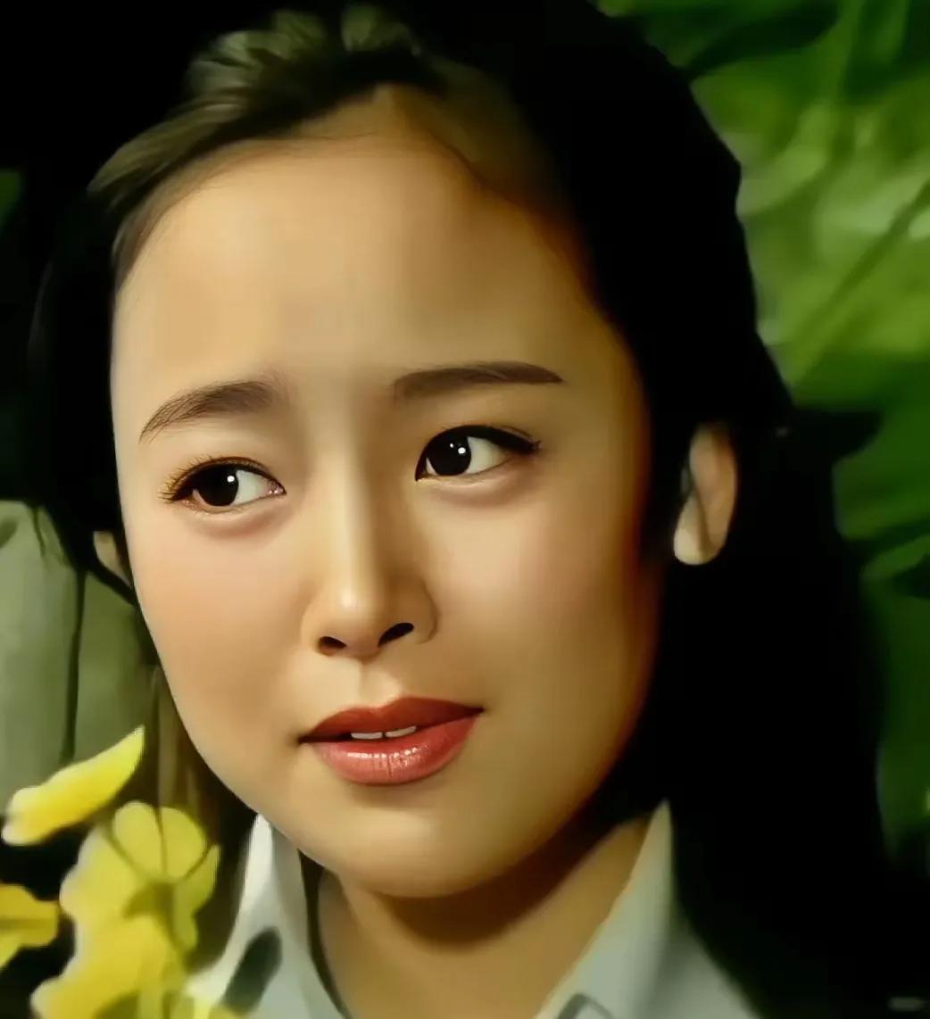 张瑜为何在《庐山恋》中特显纯真?
张瑜在《庐山恋》里显得格外纯真，有以下几点原因