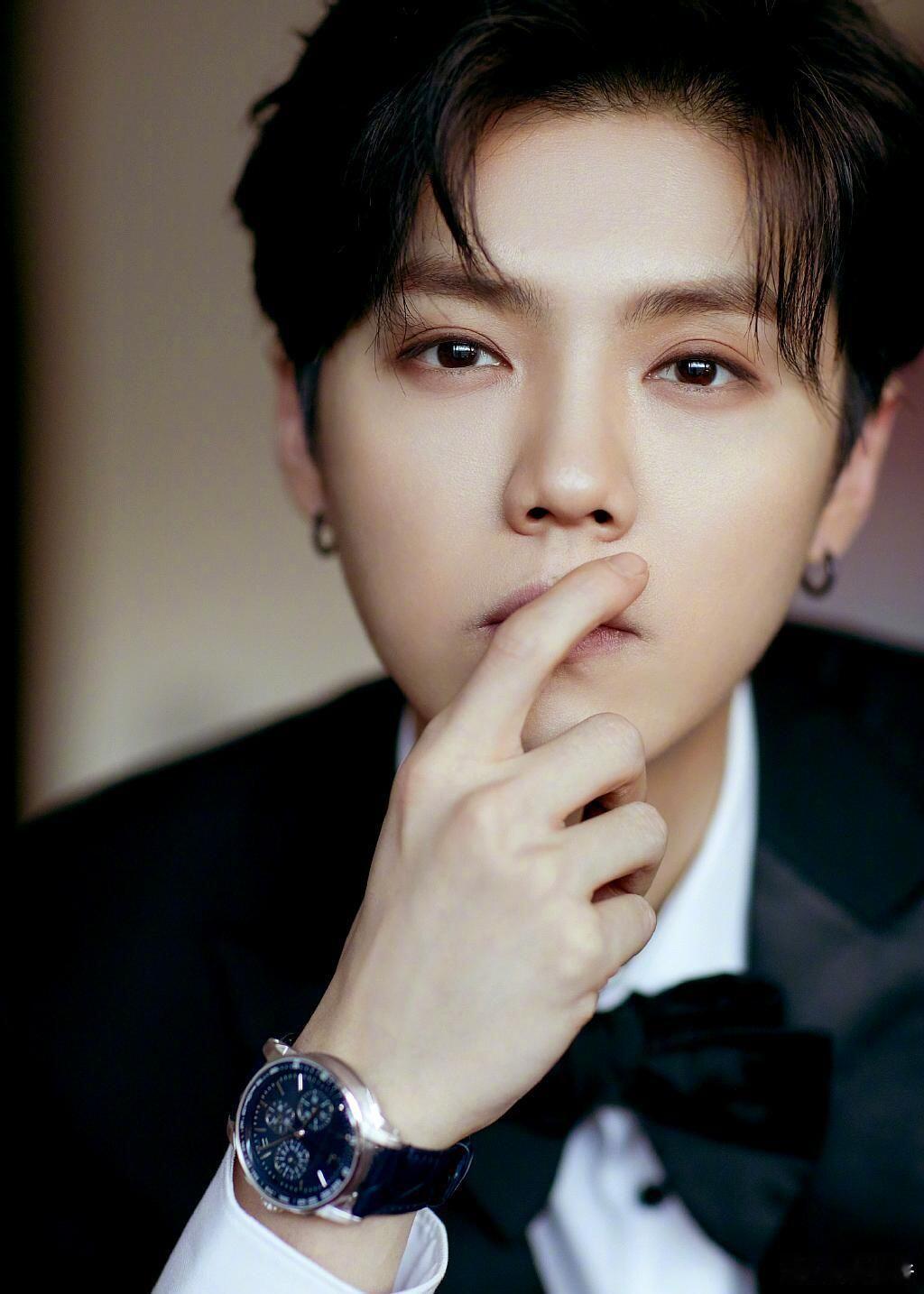 鹿晗你在这卡bug呢 “吃鸡游戏”输了就不能吃烤鸡？小鹿不按常理出牌，直接说“那