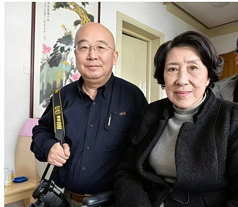 唐师曾生前拜访张灵甫遗孀王玉玲，在她上海家中与她的一张留影，此时的王玉龄已是一位