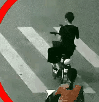 玩手机，鬼探头成功把自己送走了

         路上熙熙攘攘的人群中，我们总